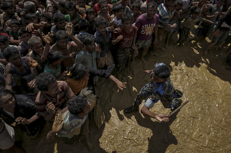 Illustration for article titled El atropello mortal en Charlottesville y el infierno de los refugiados rohinyás: las fotos del Pulitzer 2018